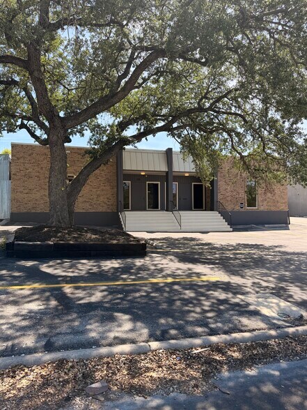 338 Breesport St, San Antonio, TX à louer - Photo de l’immeuble – Image 1 sur 8