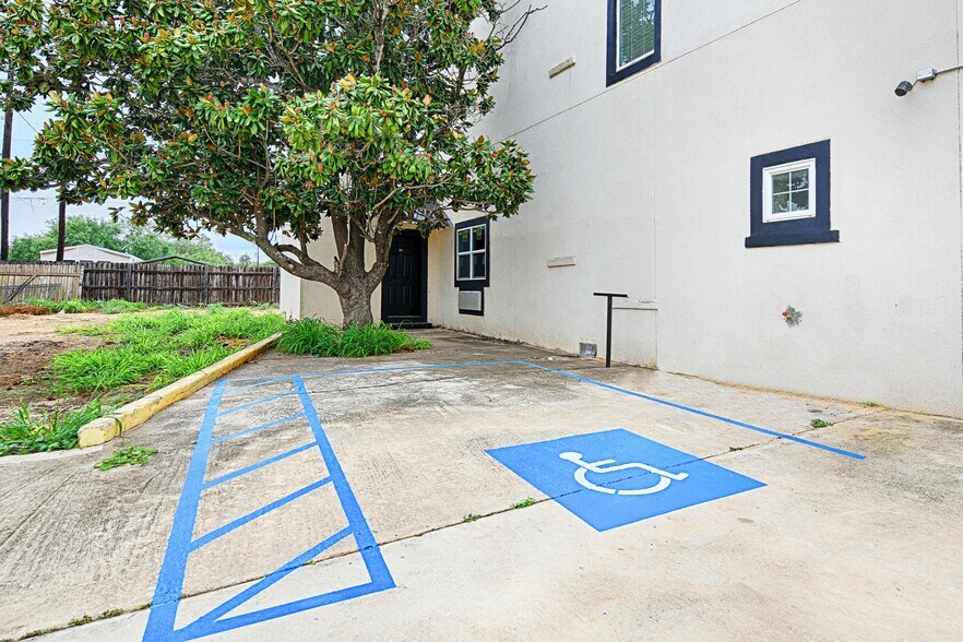 110 S Main, Dilley, TX à vendre - Photo de l’immeuble – Image 3 sur 59