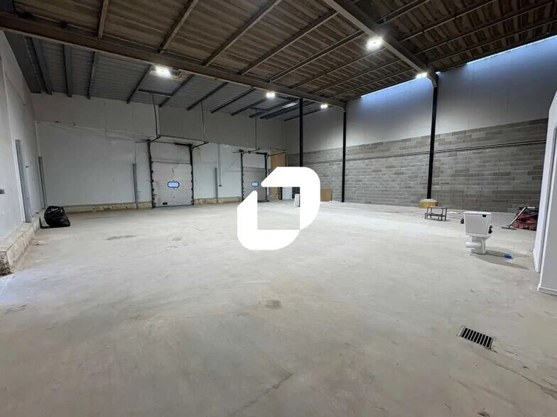 Local d’activités dans Montigny-le-Bretonneux à louer - Photo de l’immeuble – Image 1 sur 8