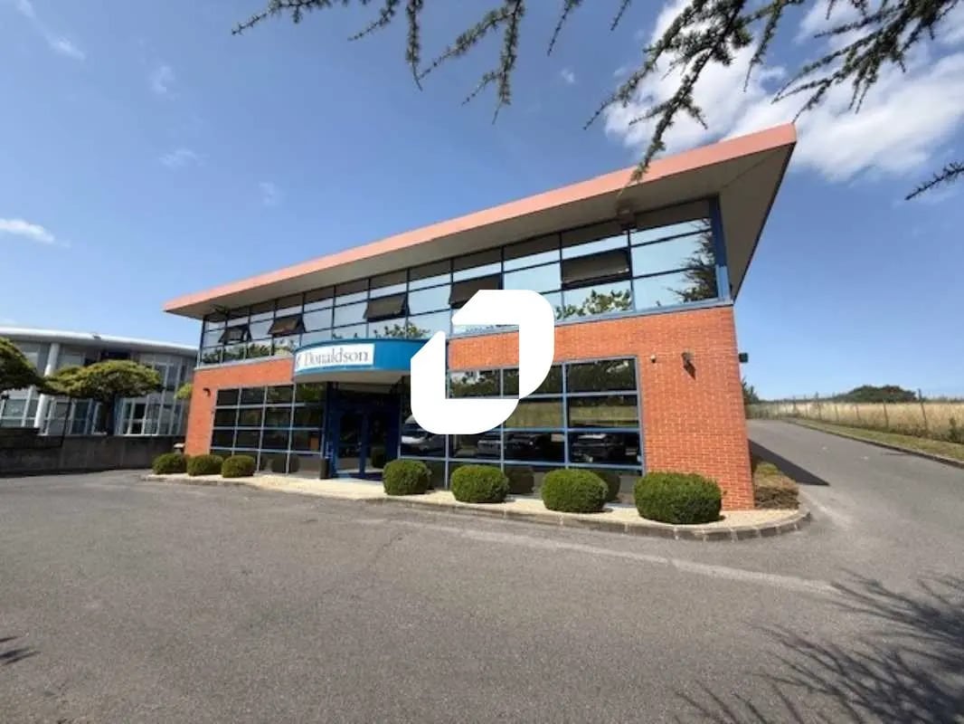 Industriel/Logistique dans Vigny à louer Photo de l’immeuble– Image 1 sur 13