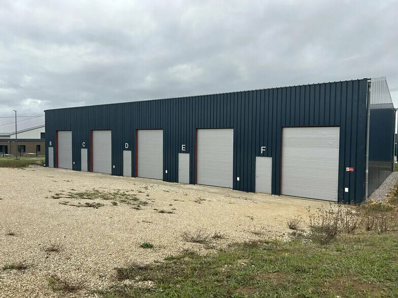 Local d’activités dans Morville-lès-Vic à louer - Photo de l’immeuble – Image 1 sur 9