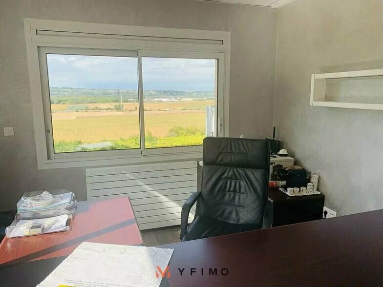 Bureau dans Bouafle à vendre - Photo de l’immeuble – Image 2 sur 8