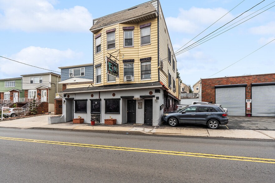 631 Schuyler Ave, Kearny, NJ à louer - Photo principale – Image 1 sur 16