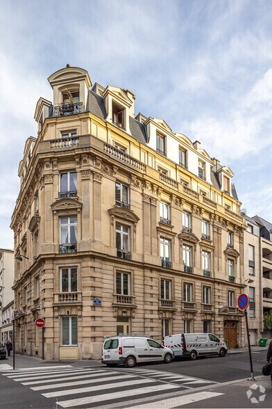 6 Rue Roquépine, Paris à vendre - Photo de l’immeuble – Image 3 sur 17
