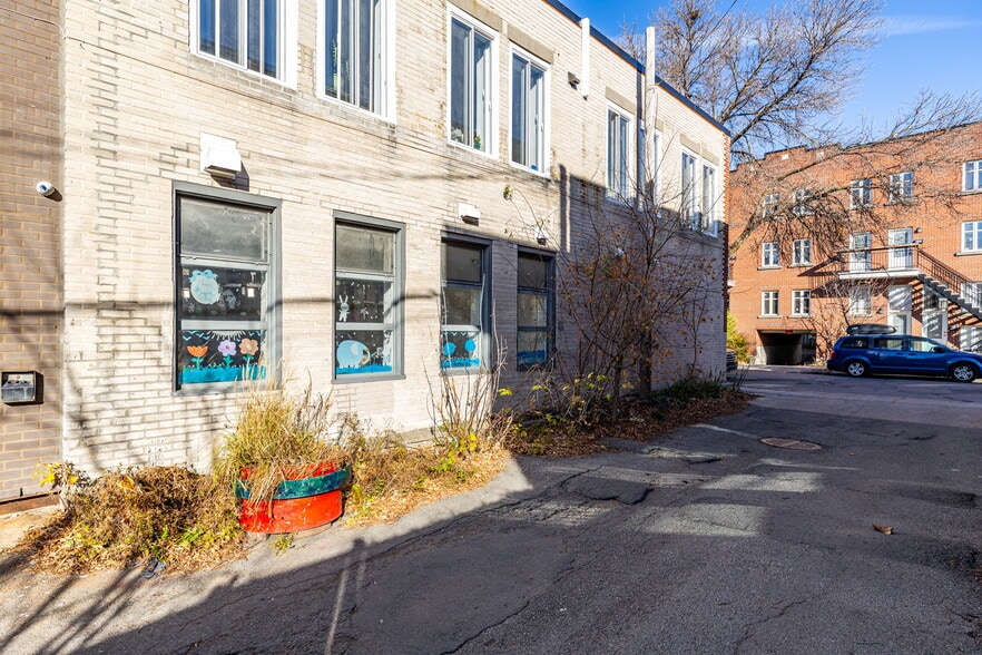 230 Rue Beaubien E, Montréal, QC à louer - Photo de l’immeuble – Image 3 sur 6