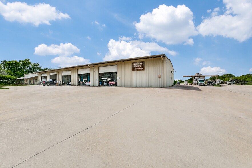14685 Old Frio City Rd, Lytle, TX à vendre - Photo de l’immeuble – Image 2 sur 41