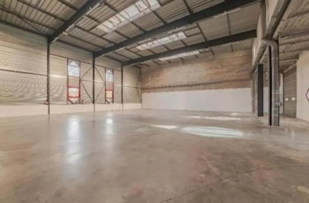 Local d’activités dans Élancourt à louer Photo intérieure– Image 1 sur 7