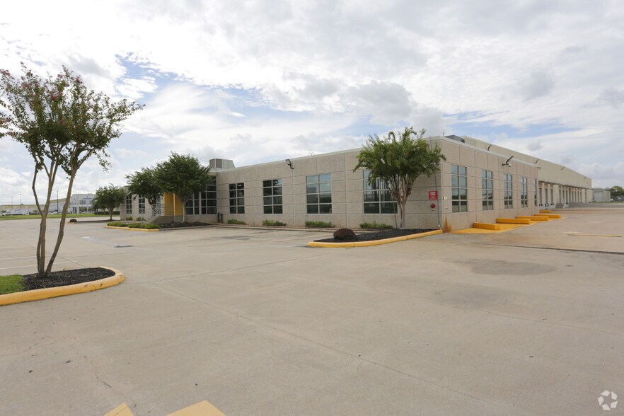 5661 Brittmoore Rd, Houston, TX à louer - Photo de l’immeuble – Image 1 sur 11