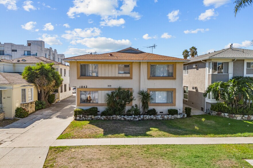 1043 S Holt Ave, Los Angeles, CA à vendre - Photo de l’immeuble – Image 2 sur 20