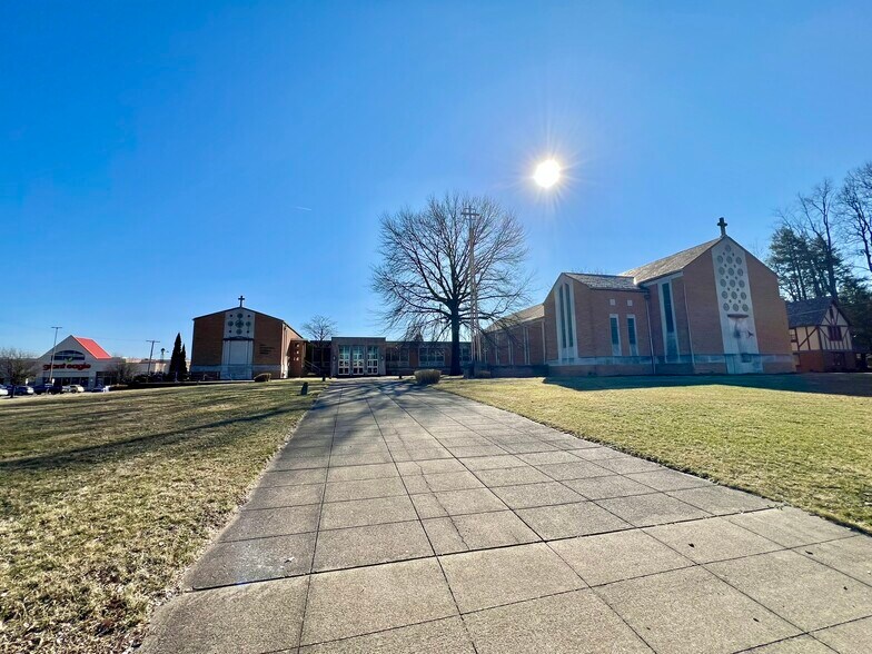 702 Raff Rd SW, Canton, OH à vendre - Photo de l’immeuble – Image 3 sur 4