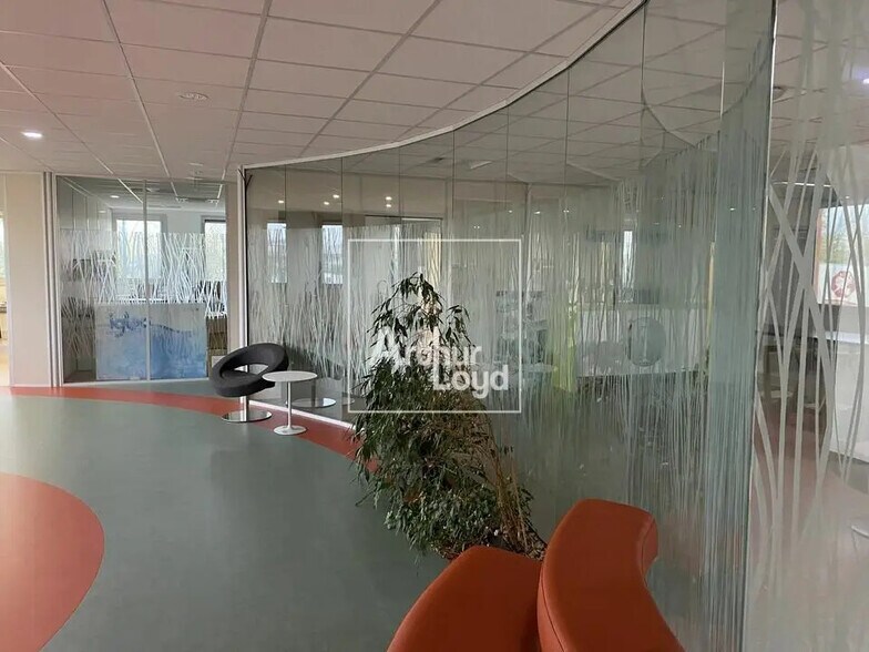 Local d’activités dans Ris-Orangis à louer - Photo de l’immeuble – Image 3 sur 7