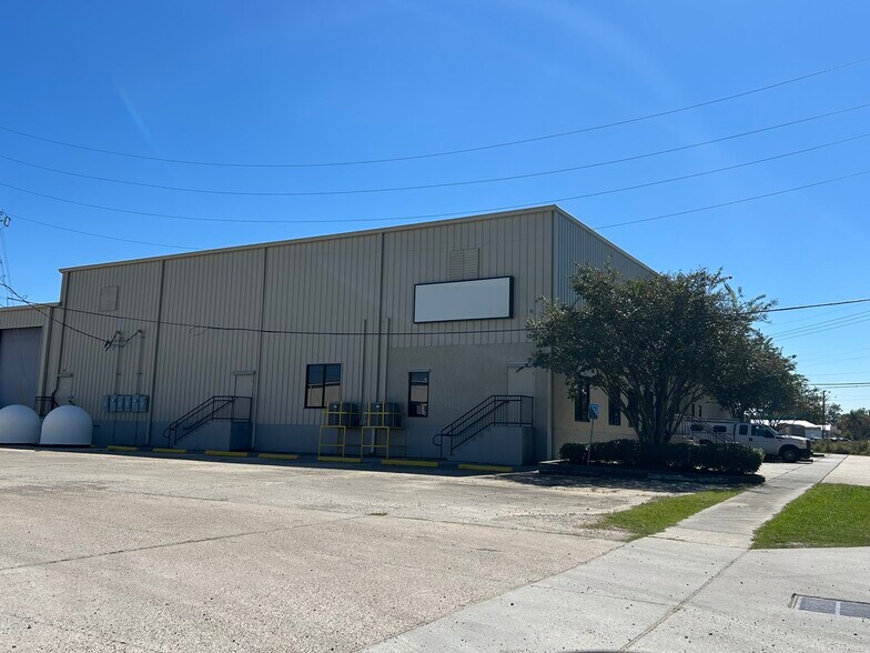 755 Airline Dr, Kenner, LA à louer - Photo de l’immeuble – Image 2 sur 4