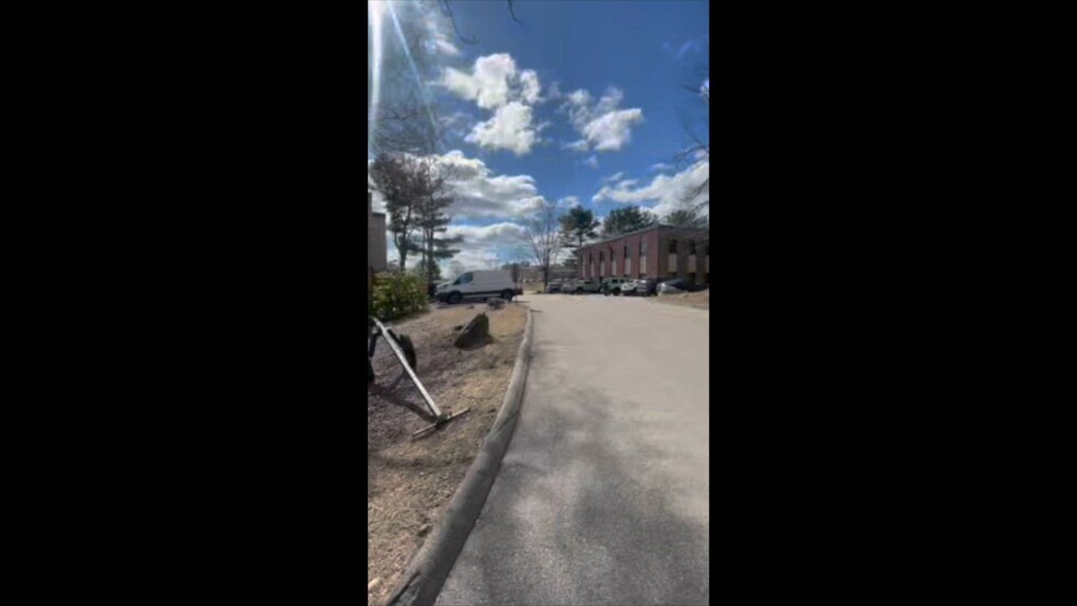 70 Hawes Way portefeuille de 2 biens à vendre sur LoopNet.fr - Vidéo sur l’annonce professionnelle – Image 2 sur 7