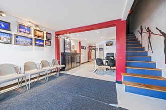 598-600 Boul Cure-Poirier O, Longueuil, QC à louer Photo intérieure– Image 2 sur 4