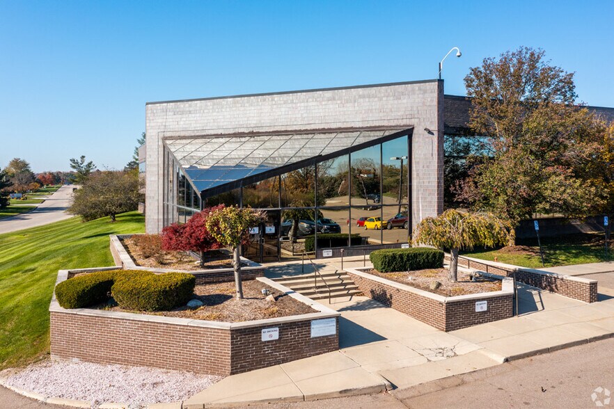 45000 Helm St, Plymouth, MI à louer - Photo de l’immeuble – Image 2 sur 4