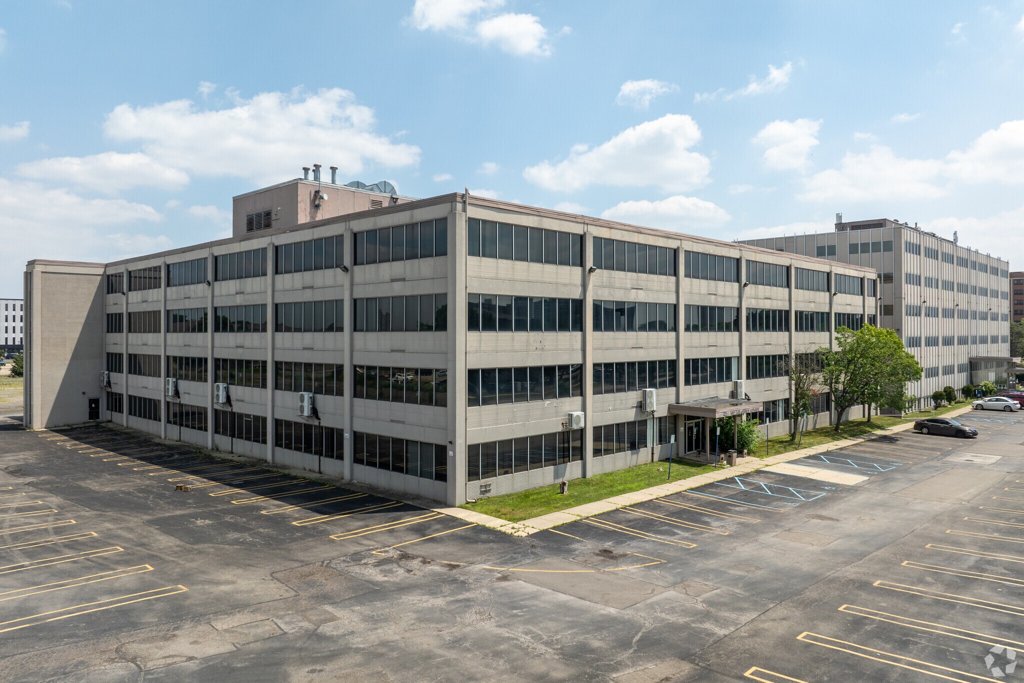 23100 Providence Dr, Southfield, MI à vendre Photo principale– Image 1 sur 11