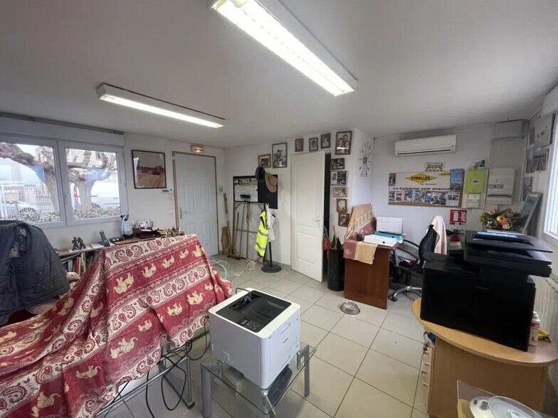 Bureau dans Le Muy à louer - Photo de l’immeuble – Image 2 sur 4