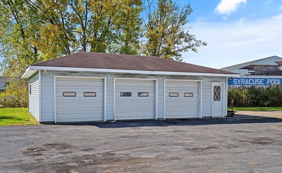 8125-8127 Thompson Rd, Clay, NY à louer - Photo de l’immeuble – Image 3 sur 6