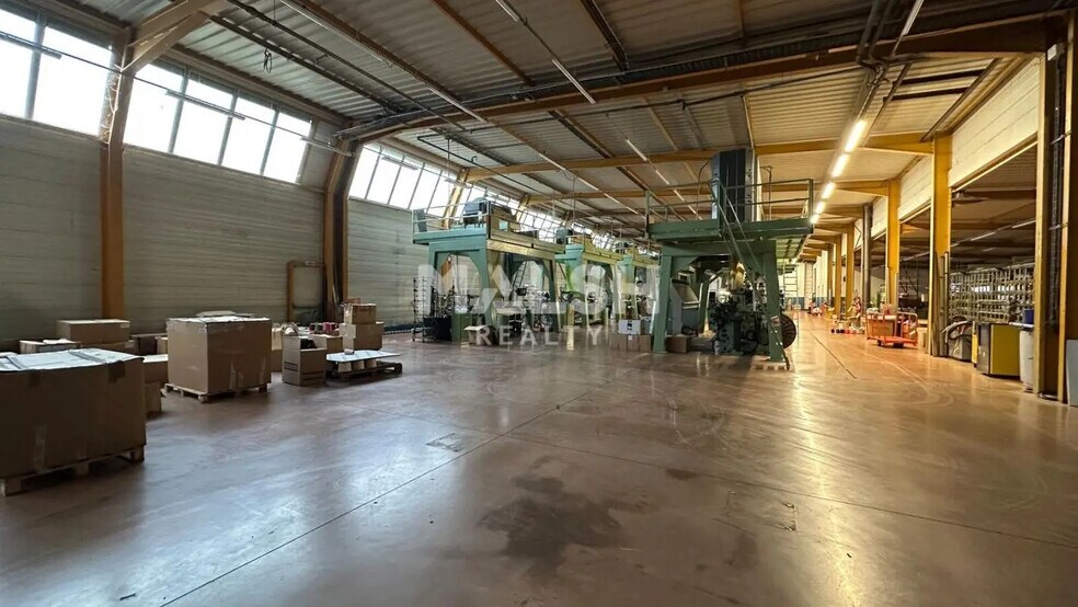 Local d'activités dans Saint-André-de-Corcy à vendre - Photo de l’immeuble – Image 3 sur 10