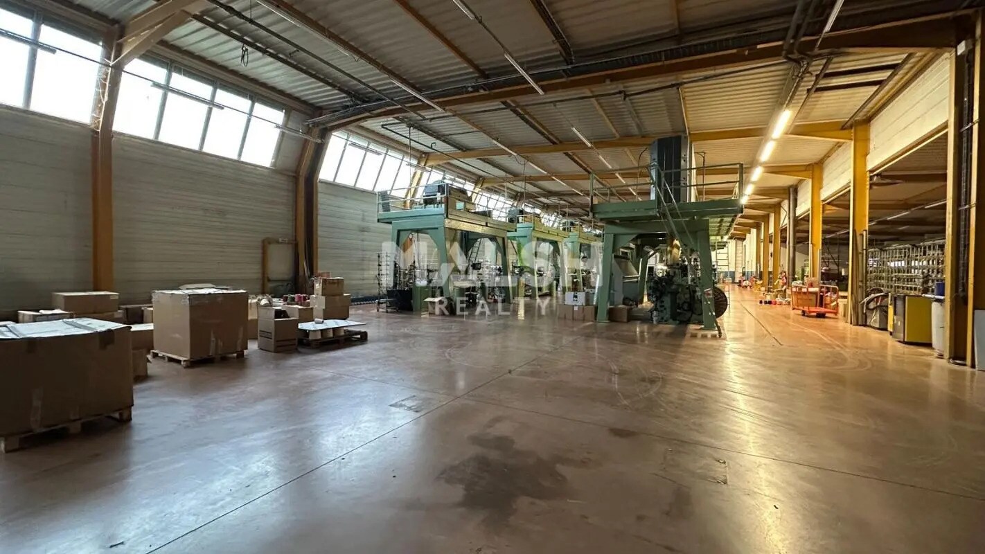 Local d'activités dans Saint-André-de-Corcy à vendre Photo de l’immeuble– Image 1 sur 11