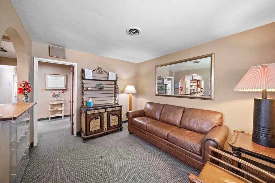 700 S Brea Blvd, Brea, CA à vendre - Photo de l’immeuble – Image 3 sur 25