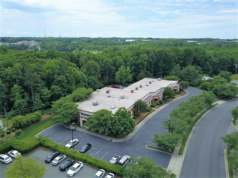 2400 Crownpoint Executive Dr, Charlotte, NC à louer Aérien– Image 1 sur 4