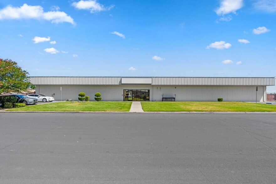 417 Galaxy Way, Modesto, CA à vendre - Photo de l’immeuble – Image 2 sur 16