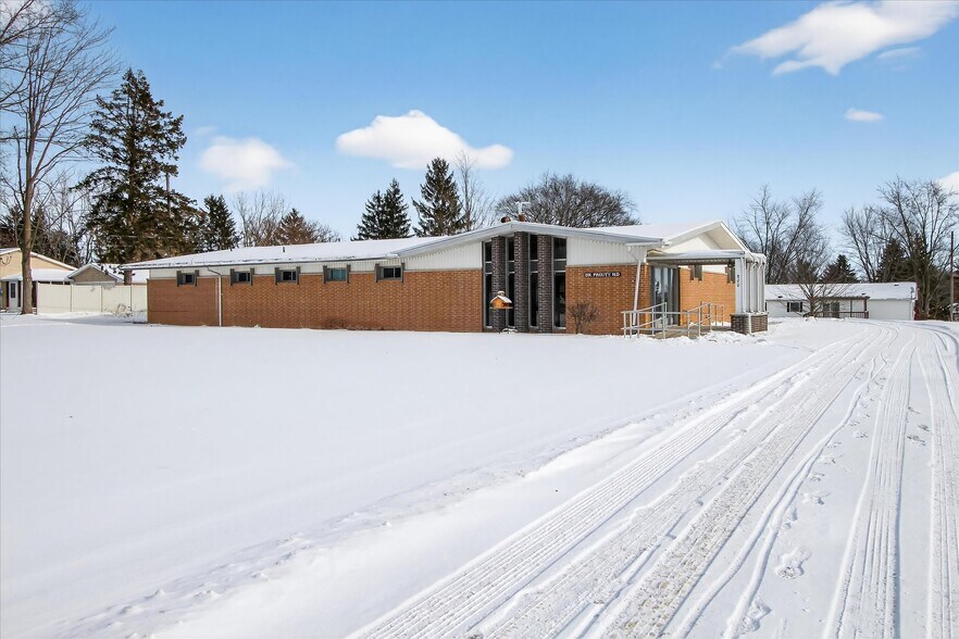 820 N Pine River St, Ithaca, MI à vendre - Photo de l’immeuble – Image 2 sur 69