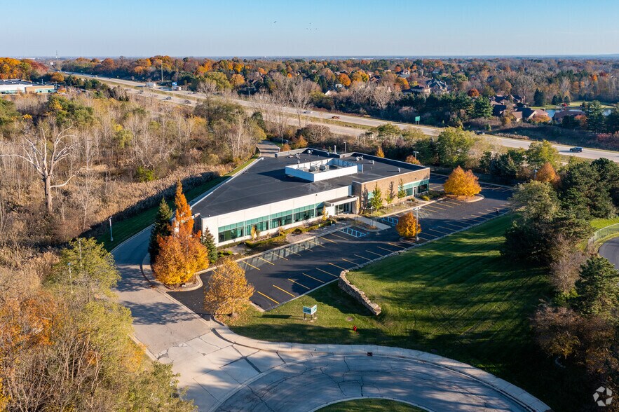 46097 Commerce Center Drive, Plymouth, MI à vendre - Aérien – Image 2 sur 9