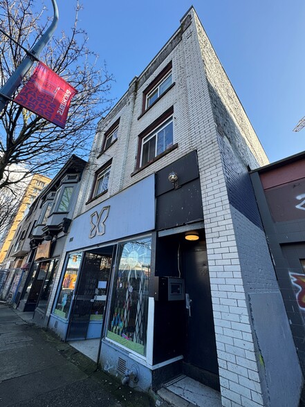 556 Powell St, Vancouver, BC à vendre - Photo principale – Image 1 sur 2