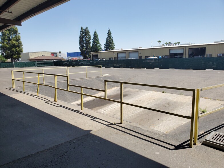 2705 N Larkin Ave, Fresno, CA à louer - Photo de l’immeuble – Image 3 sur 10