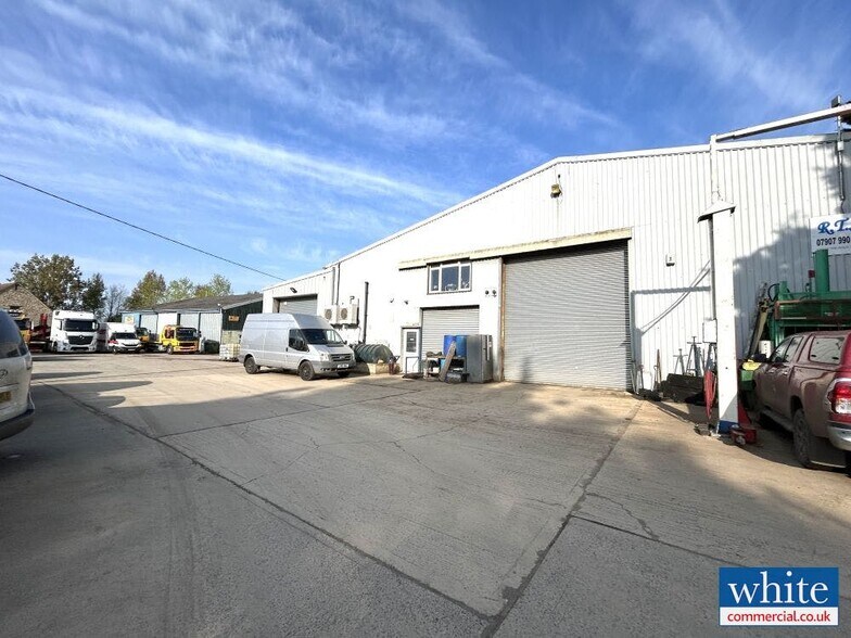 Baynards Green Business Park portefeuille de 5 biens à vendre sur LoopNet.fr - Photo principale – Image 2 sur 3