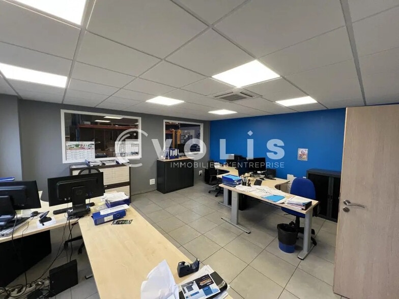 Local d'activités dans FLEURIEUX-SUR-L'ARBRESLE à vendre - Photo de l’immeuble – Image 2 sur 7