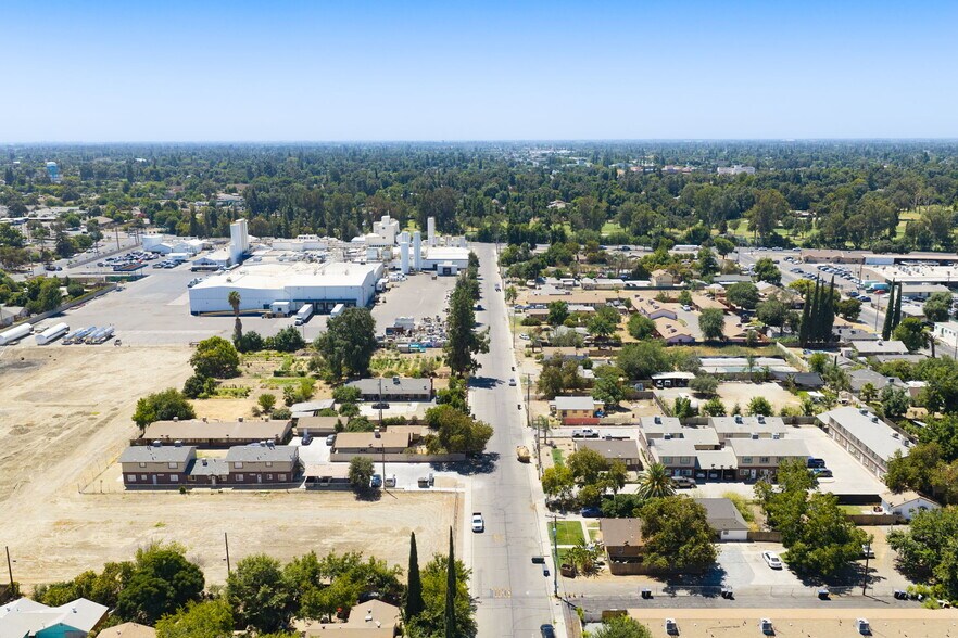 1021 N Leslie St, Visalia, CA à vendre - Photo de l’immeuble – Image 2 sur 16