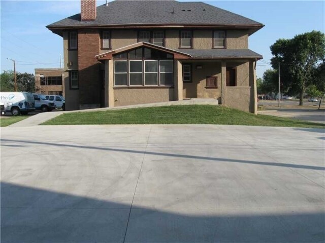 616 4th Ave SE, Cedar Rapids, IA à louer Photo principale– Image 1 sur 22