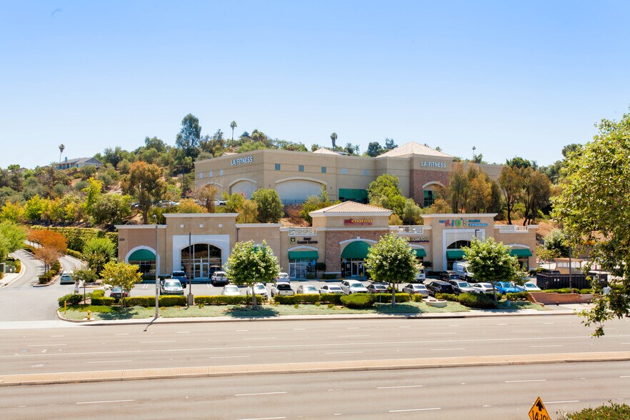 320 Sycamore Ave, Vista, CA à vendre - Photo de l’immeuble – Image 1 sur 17