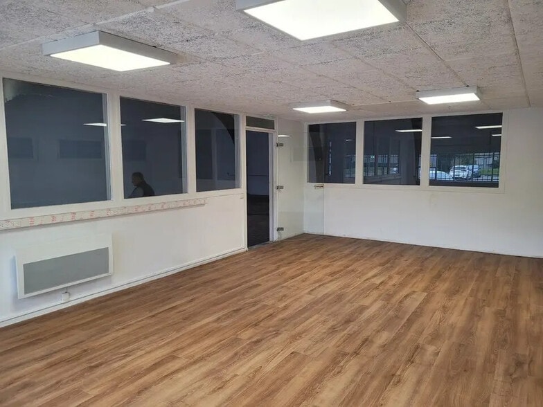 Local d’activités dans BAPEAUME-LES-ROUEN à louer - Photo de l’immeuble – Image 2 sur 7