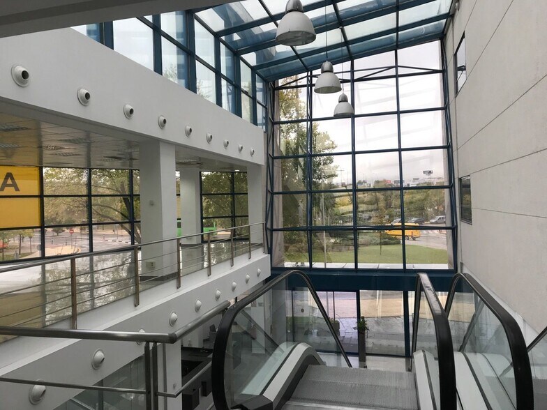 Bureau dans Alcobendas, Madrid à vendre - Photo de l’immeuble – Image 2 sur 7