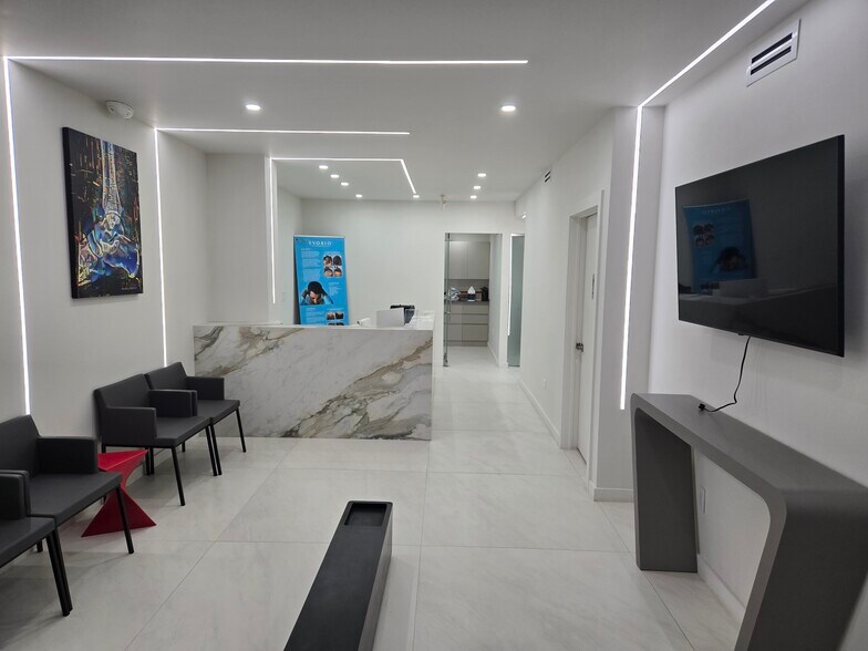909 NE 163rd St, North Miami Beach, FL à louer - Photo de l’immeuble – Image 1 sur 26