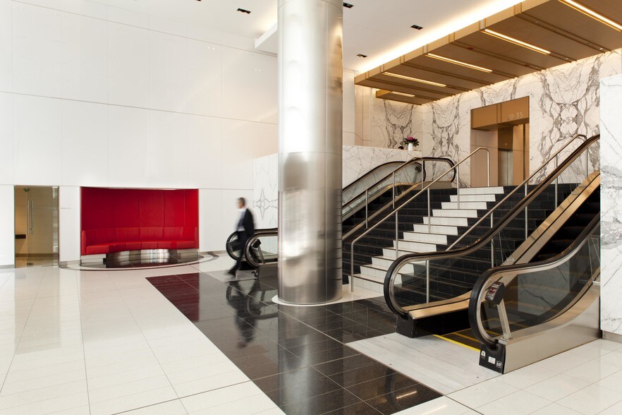 250 Yonge St, Toronto, ON à louer - Hall d’entrée – Image 3 sur 25