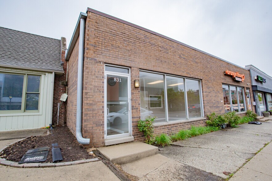 831 W Touhy Ave, Park Ridge, IL à louer - Photo de l’immeuble – Image 2 sur 13
