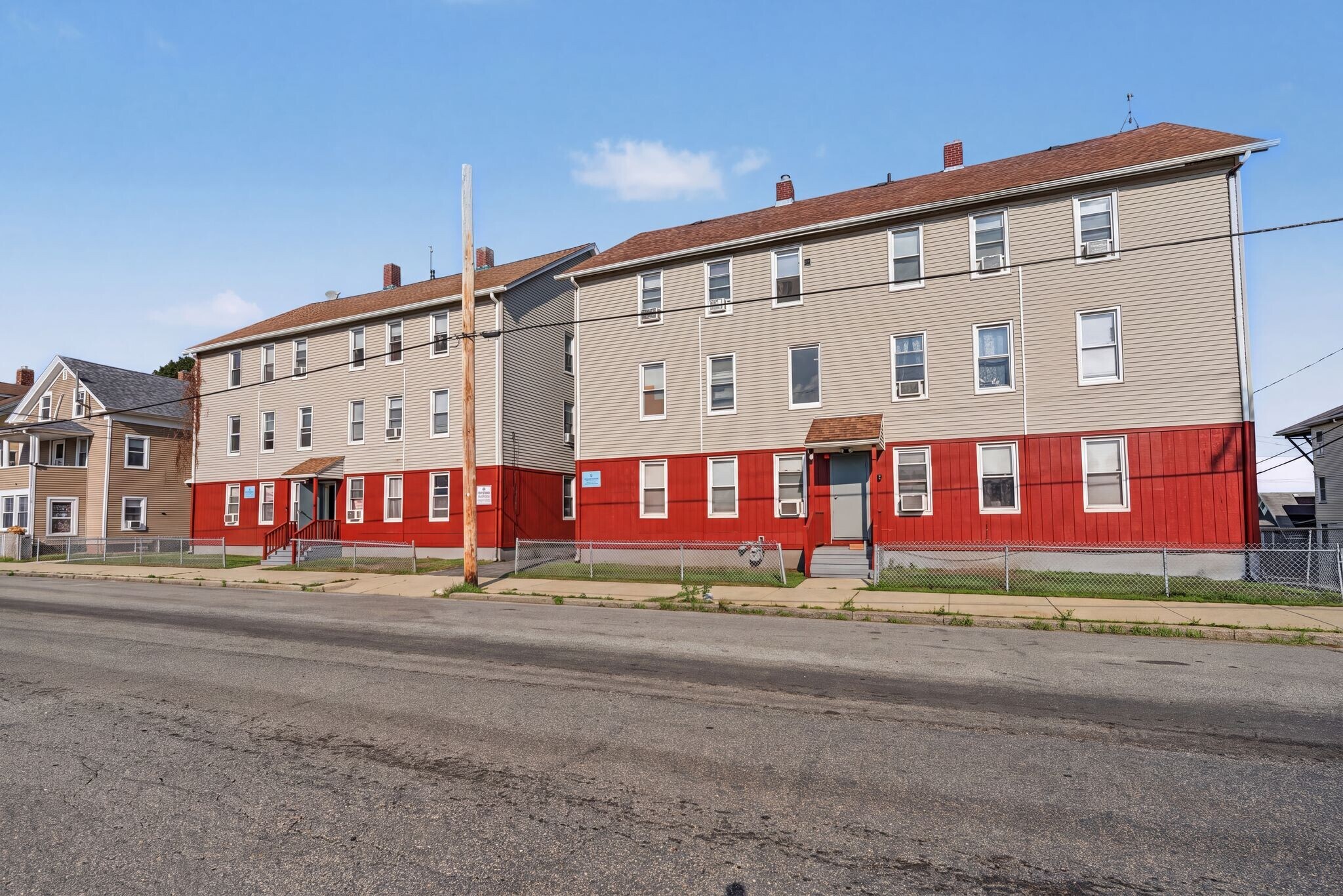 471 Pond St, Woonsocket, RI à vendre Photo de l’immeuble– Image 1 sur 56