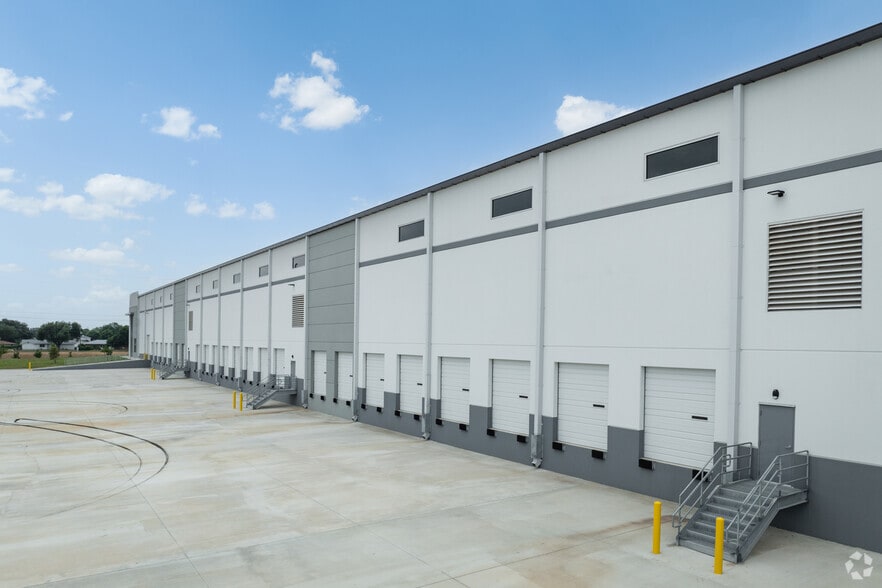 715 SE Loop 410, San Antonio, TX à louer - Photo de l’immeuble – Image 3 sur 14