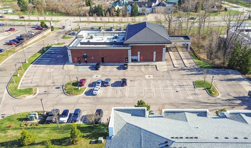 3355-3395 University Dr, Auburn Hills, MI à louer - Photo de l’immeuble – Image 3 sur 7