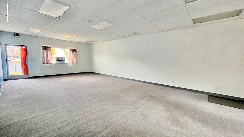 27051 Southfield Rd, Lathrup Village, MI à vendre - Photo intérieure – Image 2 sur 9