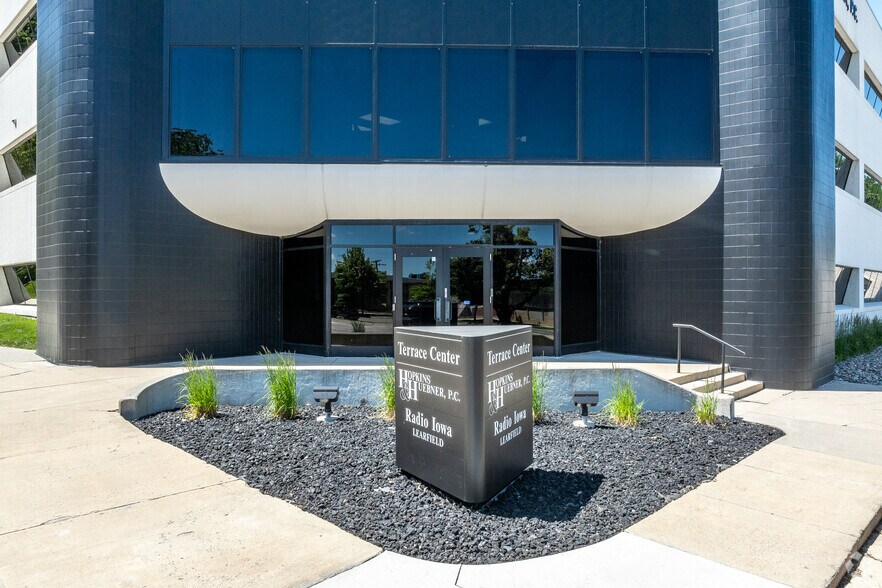 2700 Grand Ave, Des Moines, IA à louer - Photo de l’immeuble – Image 3 sur 7