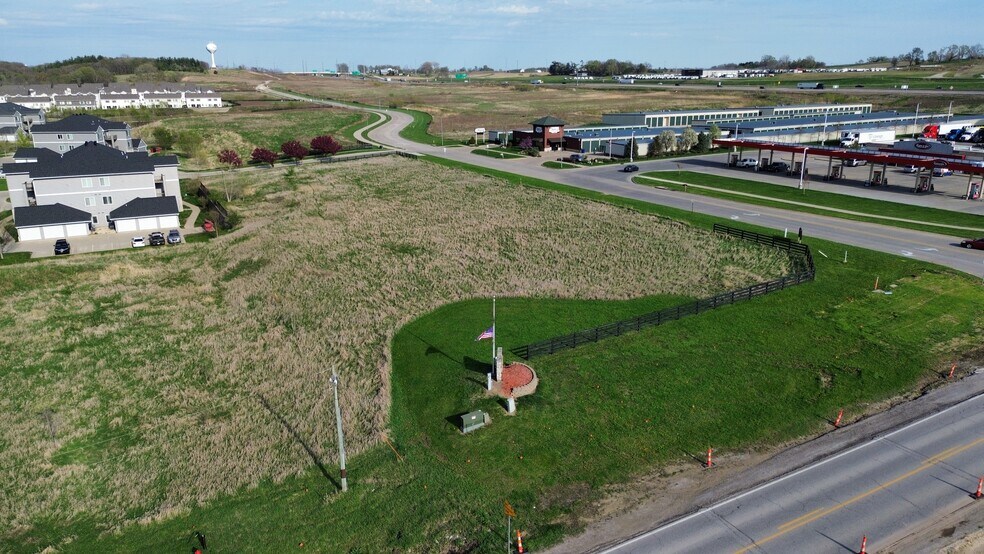 Village Drive, Tiffin, IA à vendre - Photo de l’immeuble – Image 2 sur 5