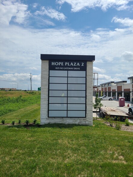 825 NE Gateway Dr, Grimes, IA à louer - Photo de l’immeuble – Image 2 sur 2