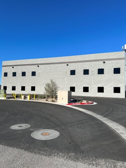 3842 Development Ct, Las Vegas, NV à louer - Photo de l’immeuble – Image 3 sur 8