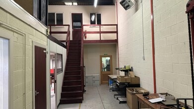 Hawkes Dr, Warwick à louer Photo intérieure– Image 2 sur 3